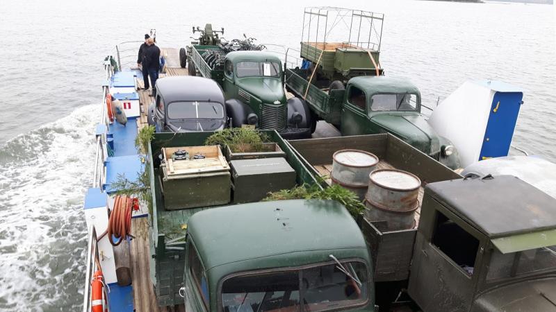 Kalustoa siirtymässä saareen kuvauksiin